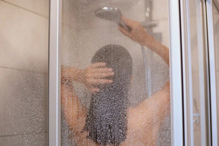 mujer-ducha-mampara
